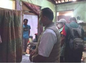 Camat Tambun Selatan Sopian Hadi saat meninjau rumah warga penerimah Ratilahu.