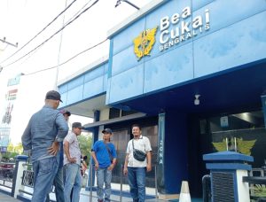 Demi Lindungi Pemilik Rokok Ilegal, Bea Cukai Bengkalis Halangi Wartawan Ambil Gambar