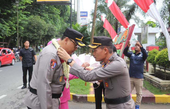 Personel Polres Langkat Sambut Hangat Kedatangan  AKBP David Triyo Prasojo di Mapolres