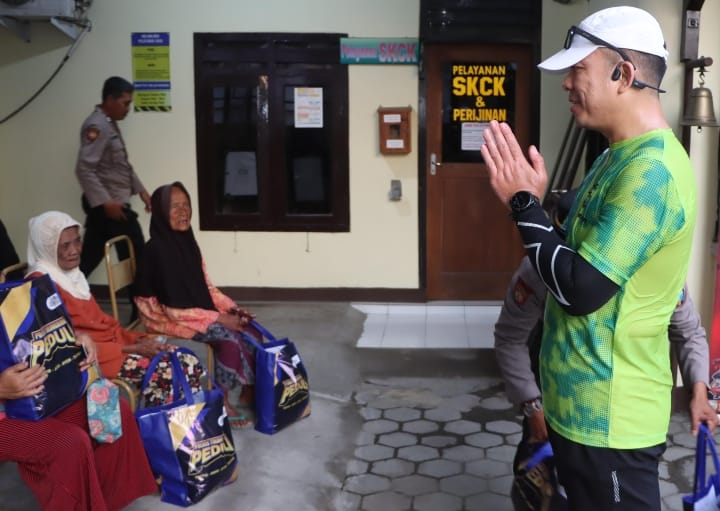 Kapolres Tulungagung Jogging Sambil Bagikan Sembako ke Warga Boyolangu