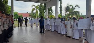 Puluhan Nakes Aceh Singkil Gelar Aksi Unjuk Rasa di Kantor DPRK Aceh Singkil