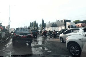 Lobang di Depan Exit Tol Tamora jadi Biang Macet Tiap Hari