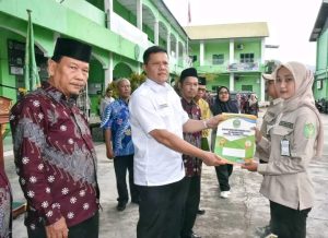 Plt.Asisten Pemerintah dan Kesra Setdakab Tapteng Lepas 207 Mahasiswa STIE Al Washliyah Ikuti KKN