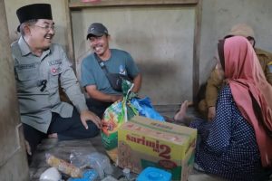 Bupati Tanjabbar Anwar Sadat Berikan Bantuan untuk Nenek Partiyah yang Derita Penyakit Kulit