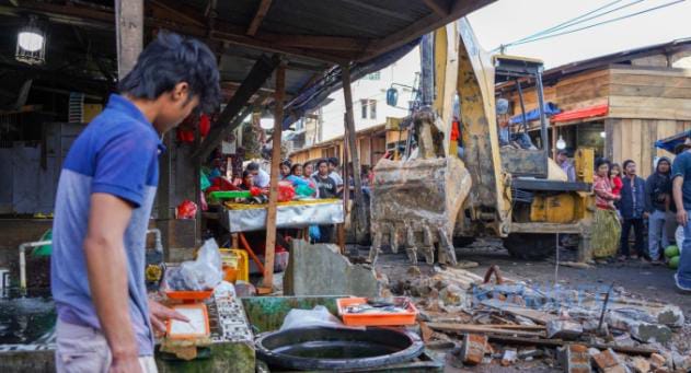 Pemkab Karo Lakukan Penertiban di Pusat Pasar Berastagi