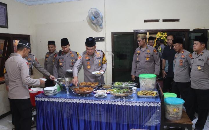 Pimpin Patroli Skala Besar, Kapolres Tulungagung Sahur Bersama dan Safari Subuh di Kalidawir