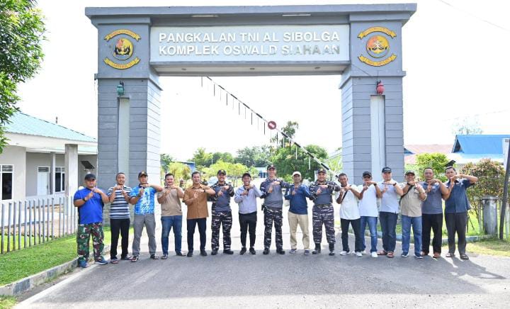 Bupati Tapteng Bersama Danlanal Sibolga Tinjau Lokasi Pembangunan Pos Pantau di Pulau Mursala