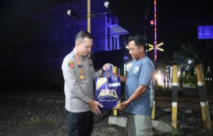 Ramadan Kasih, Sembari Patroli Kapolres Tulungagung Berbagi Sembako