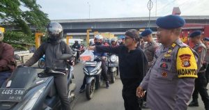 Batalyon D Pelopor Satbrimob Polda Metro Jaya Bersama Aliansi Ormas Bekasi Berbagi Takjil Kepada Pengguna Jalan di Jembatan Tegaldanas