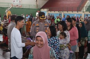 Kapolres Tulungagung Pantau Langsung Pengamanan Pembagian 3.000 Paket Zakat Mal K-cunk Motor