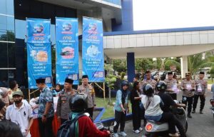 Kapolres dan Bank BRI Tulungagung Bagikan Takjil Bersama