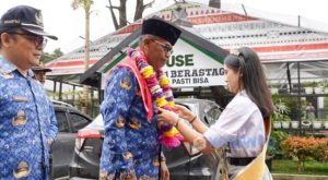 Staf Ahli Bupati Karo Pimpin Upacara Bendera di SMA Negeri 1 Berastagi