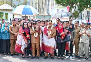 Ribuan Masyarakat dan ASN Tapteng Sambut Kedatangan Bupati dan Wakil Bupati Tapteng