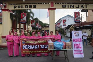 Sat Binmas Bersama Sat Resnarkoba Polres Binjai Berbagi Takjil pada Masyarakat