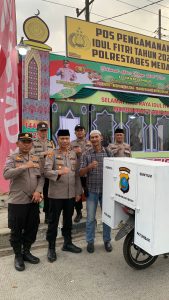 Polsek Patumbak Bagikan Makanan Takjil Untuk Berbuka Puasa