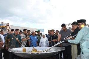 Gubernur Sumut bersama Bupati se Kawasan Danau Toba Hadiri Mangan Baggal di Pantai Bebas Parapat