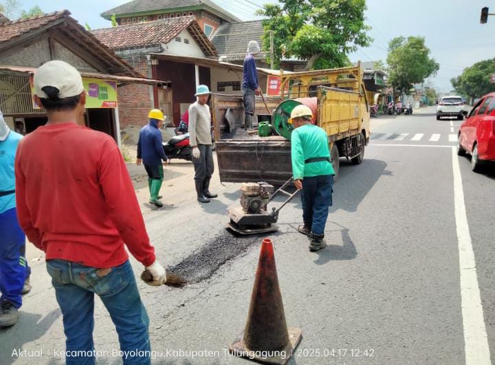 Dinas PUPR Tulungagung Lakukan Pemeliharaan Rutin Jalan di Ruas Jalan Tamanan – Boyolangu