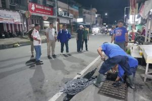 Wabup Katamso Tinjau Pembersihan Drainase Malam Hari, Himbau Warga Tidak Buang Sampah Sembarangan