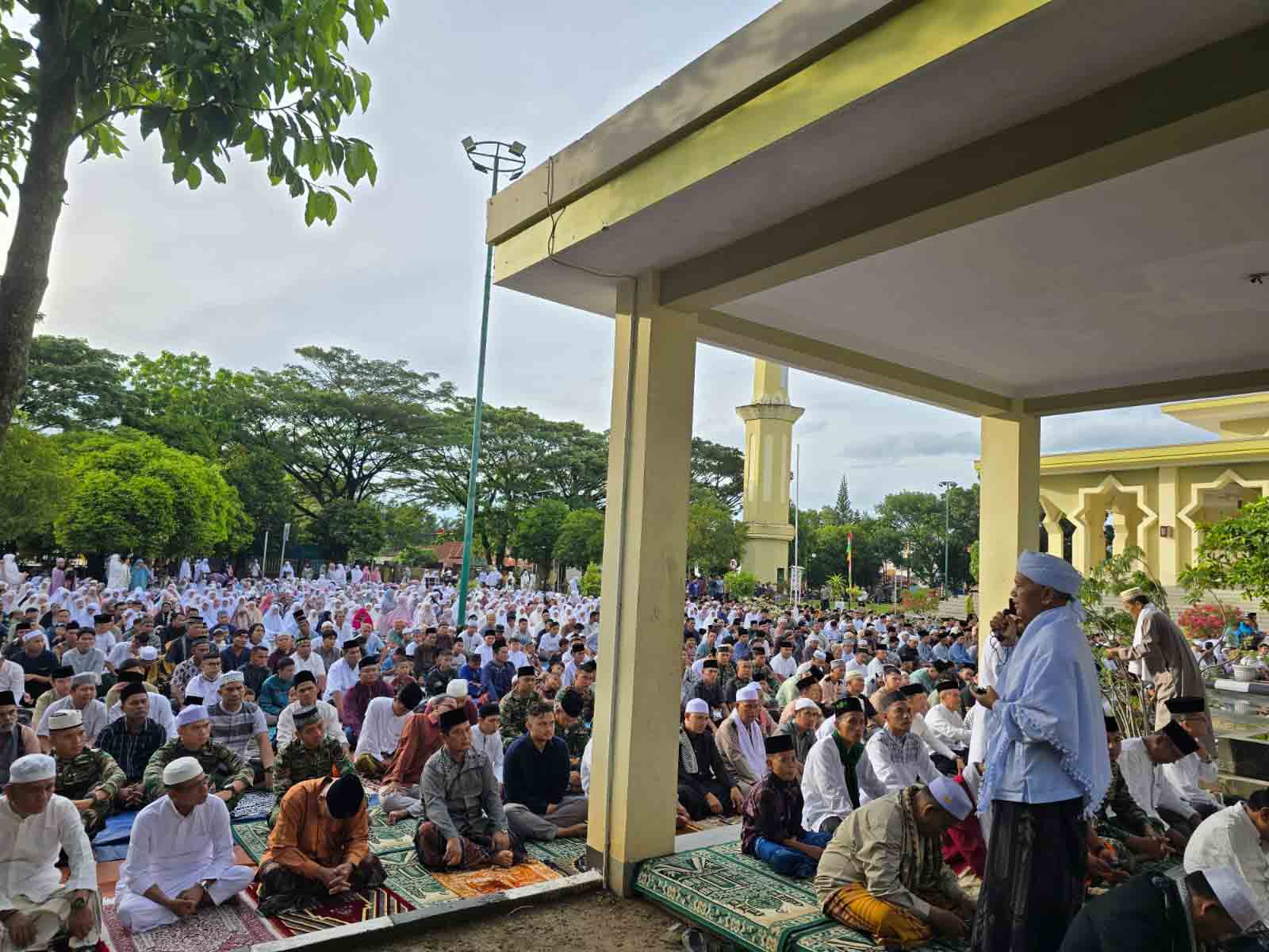 Bupati  Bersama Wakil Bupati Paluta Laksanakan Sholat Idul Fitri 1446 H Di Mesjid Raya Gunung Tua