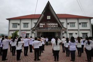 Bupati Taput Pimpin Apel Pagi di Dinas Pendidikan