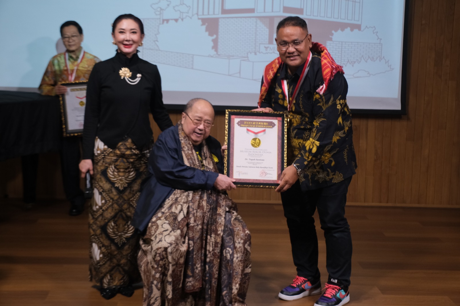 Ketum JMSI Raih Anugerah Mahakarya Kebudayaan