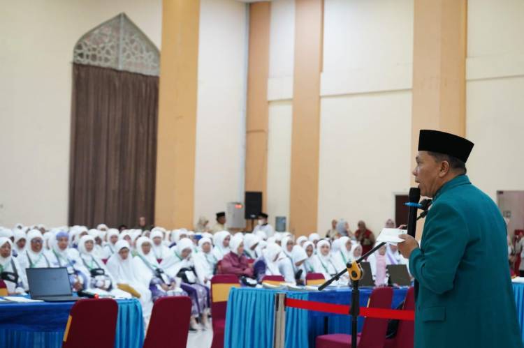 Ketua PPIH Sambut Kedatangan Jemaah Haji Kloter 2 Asal Deli Serdang
