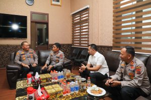 Wakapolda Sumut Jenguk Kapolsek Korban Lemparan Saat Tawuran di Belawan