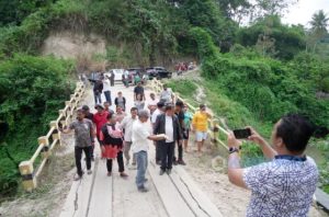 Bupati Karo Tinjau Jembatan Rusak di Kutaraja