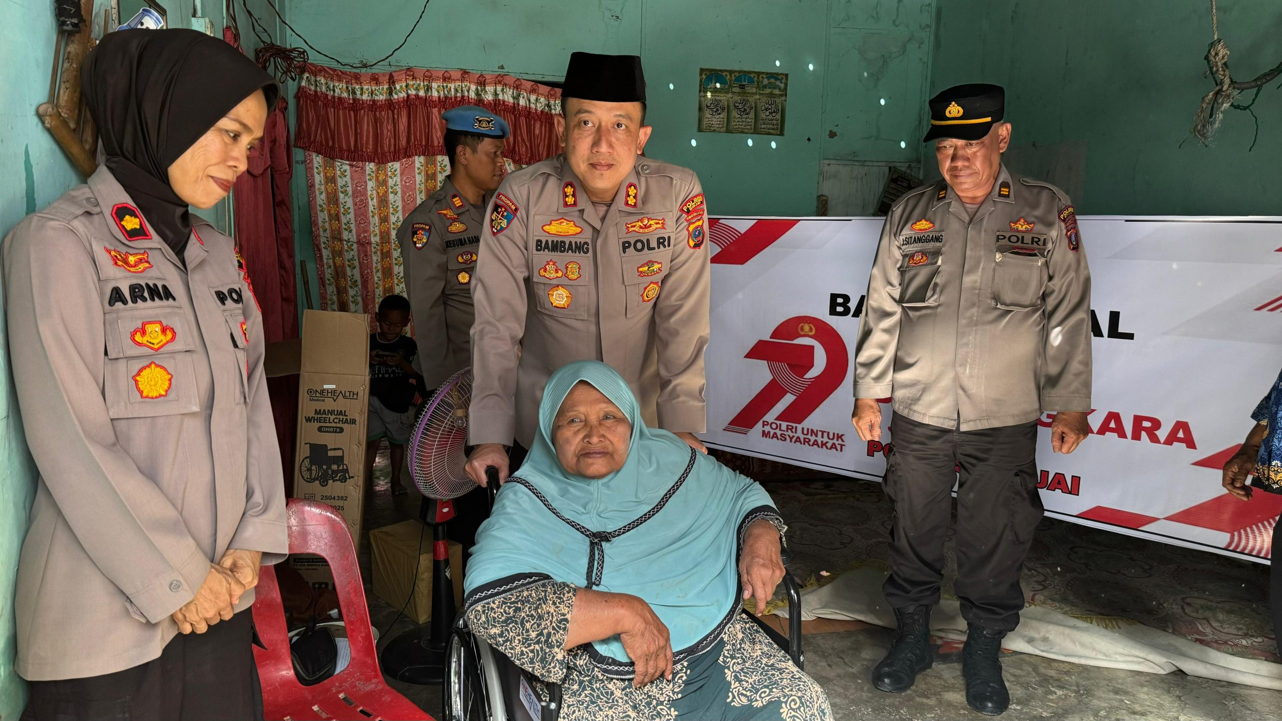 Sambut Hari Bhayangkara Ke 79, Kapolres Binjai Beri Kursi Roda dan Bingkisan Pada Masyarakat
