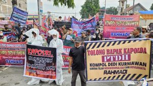 Geruduk Polda Sumut,Ratusan Warga Tanjungbalai Serukan Pecat Kompol DK