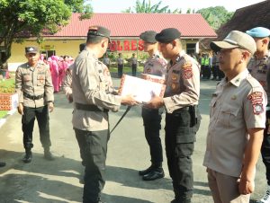Kapolres Binjai Berikan Bingkisan Hari Bhayangkara Ke-79 Kepada Personil