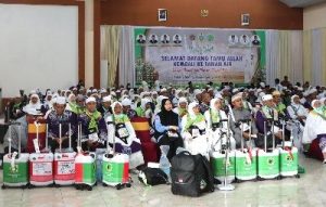 Plh Sekdaprovsu dan Ketua PPIH Debarkasi Medan Sambut Kepulangan Jemaah Haji asal Paluta