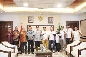 Rico Waas Sambut Perayaan Anniversary ke-13 Mercedes Benz W202 yang Libatkan UMKM dan Komunitas Pelukis