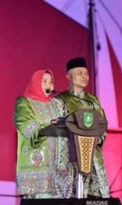 Bupati Bengkalis Kasmarni dan Wakil Bupati Bagus Santoso saat menyampaikan sambutan pada pembukaan MTQ Riau.