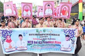 Kafilah Kabupaten Bengkalis mengikuti Pawai Ta’aruf MTQ ke-43 Tingkat Provinsi Riau di Bengkalis, Sabtu (28/6/25).