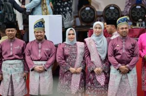 Bupati Bengkalis Kasmarni menyaksikan pembukaan Pawai Ta’aruf MTQ ke-43 Tingkat Provinsi Riau di Bengkalis, Sabtu (28/6/25).