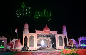 Langit Bengkalis disemarakkan oleh atraksi cahaya drone saat malam pembukaan MTQ ke-43 Tingkat Provinsi Riau, Sabtu (28/6/25).