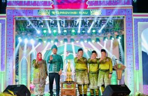 Bupati Bengkalis Kasmarni menghadiri seremoni pembukaan MTQ ke-43 Tingkat Provinsi Riau di Bengkalis, Sabtu (28/6/25).