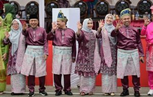 Bupati Bengkalis Kasmarni berpose saat pembukaan Pawai Ta’aruf MTQ ke-43 Tingkat Provinsi Riau di Bengkalis, Sabtu (28/6/25).