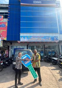 Pinca BRI Sibuhuan Serahkan Hadiah Mobil ke Pemenang Undian Simpedes