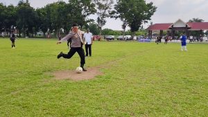 Kapolres Binjai Lakukan Tendangan Bola Pertama Dalam Pembukaan Turnamen Trofeo
