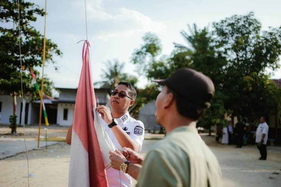 Peduli Wibawa Pelayanan Publik, Wabup Rohil Jhony Charles Turunkan Bendera Lusuh