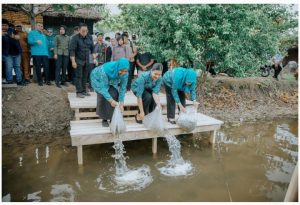 Kahiyang Ayu Tabur 15.000 Benih Ikan,Dorong Swasembada Pangan di Langkat