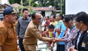 Wakil Bupati Samosir Salurkan Bantuan Pangan Beras CPP Bagi Masyarakat Kurang Mampu