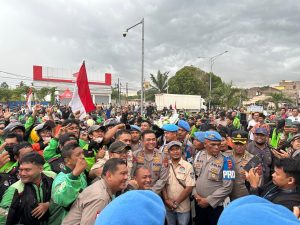Aksi Solidaritas Ratusan Ojol di Polda Sumut Berjalan Damai