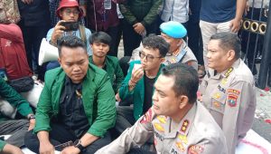 Aliansi Mahasiswa USU Geruduk Polda Sumut, Kapolda Sumut duduk dan Rangkul Mahasiswa