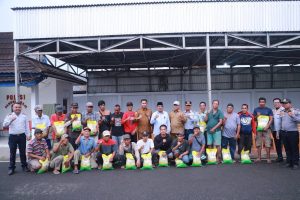 Bupati Tanjab Barat Salurkan Bansos Bagi Abang Becak, Ojol, dan Tukang Gerobak dalam Peringatan Hari Perumahan Nasional