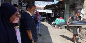 Nanda Ramli Beri Bantuan Perbaikan Rumah Warga Korban Angin Puting Beliung