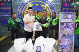 Pengemudi Ojek Online Terima 50 Paket Bansos dari Rutan Medan