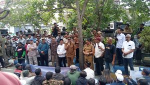 Warga Wonorejo Geruduk DPRD, Tuntut Perbaikan Jalan dan Ancam Tutup Waduk
